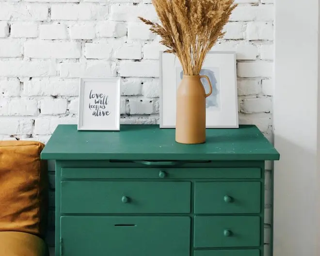 Green drawers livening up a minamlistic apartment